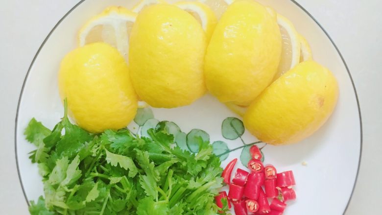 香辣柠檬鸡爪,焯鸡爪的同时可以准备下配料菜，小米辣切粒；两个<a style='color:red;display:inline-block;' href='/shicai/ 595'>柠檬</a>切片取出壳，剩下的四块“边边角角”放着用来挤汁；<a style='color:red;display:inline-block;' href='/shicai/ 3265'>芫荽</a>切段。