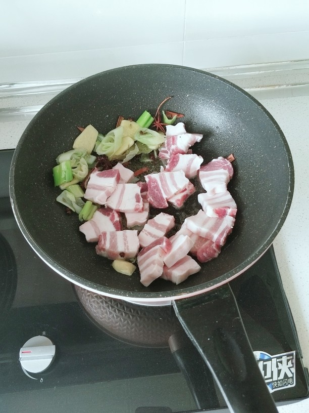豆角炖肉卷子,起锅烧油
放调料炒香
放入<a style='color:red;display:inline-block;' href='/shicai/ 428'>五花肉</a>炒变色