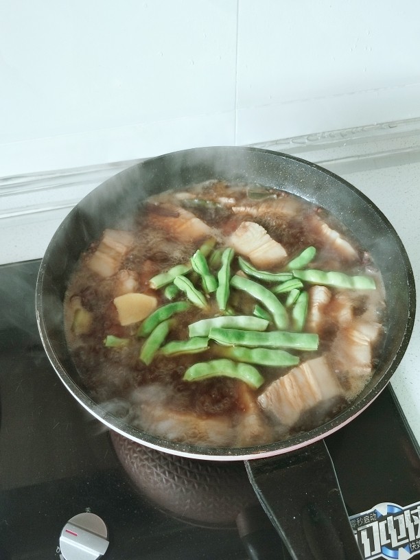 豆角炖肉卷子,肉炖十分钟后＋入<a style='color:red;display:inline-block;' href='/shicai/ 3639'>豆角</a>
