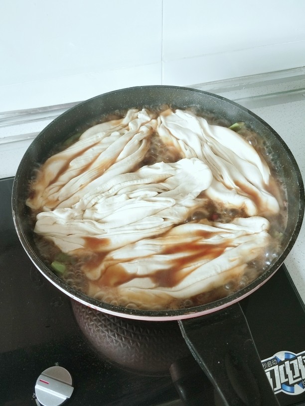 豆角炖肉卷子,豆角炖到剩下三分之一水
就放入卷子