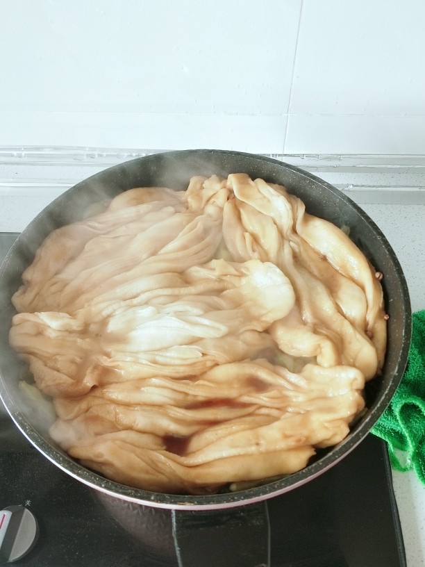 豆角炖肉卷子,没有水了
就熟啦