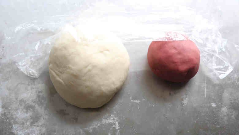 花样小笼包,面皮原料厨师机和好后,从白面团中分100克出来加入红曲粉和成红面团,加盖保鲜膜待用
