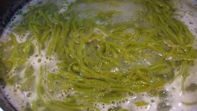 菠菜猪肉炸酱面,自己杆的面没有添加剂,开俩个开就熟