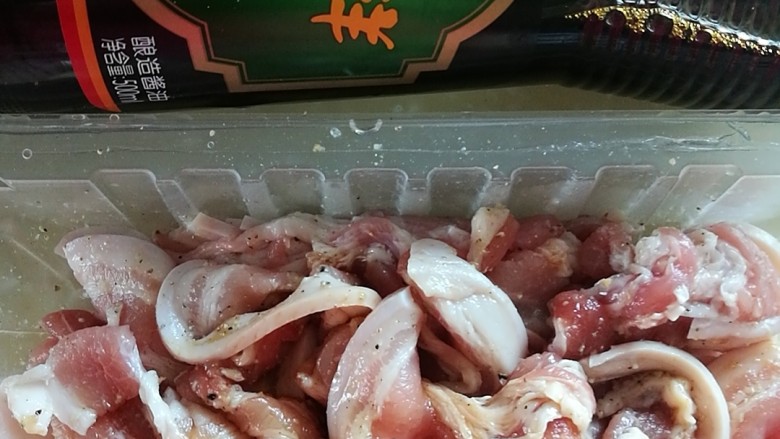夏日去湿,紫苏烤五花肉,倒入酱油和料酒,搅拌均匀,腌制二十分钟