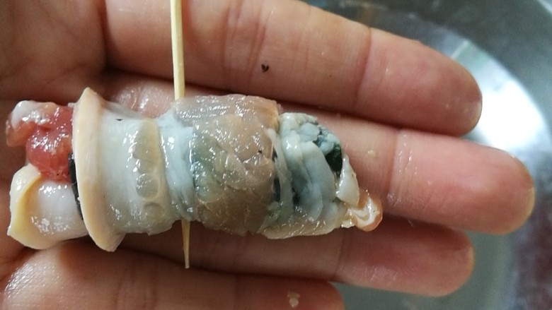 夏日去湿,紫苏烤五花肉,卷起,用牙签固定