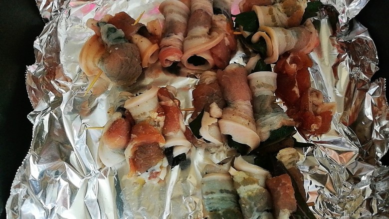 夏日去湿,紫苏烤五花肉,15分钟完成,打开烤烤,将肉串翻面。170度再烤15分钟