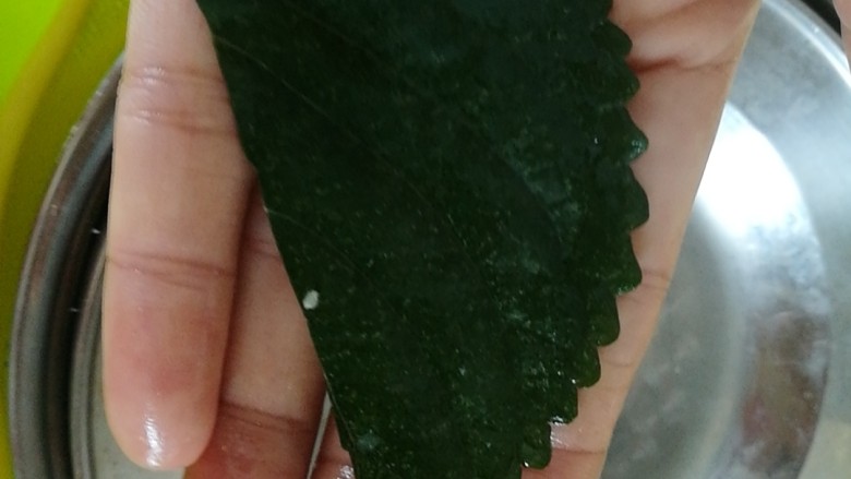 夏日去湿,紫苏烤五花肉,将<a style='color:red;display:inline-block;' href='/shicai/ 80877'>紫苏叶</a>洗净一片分两半