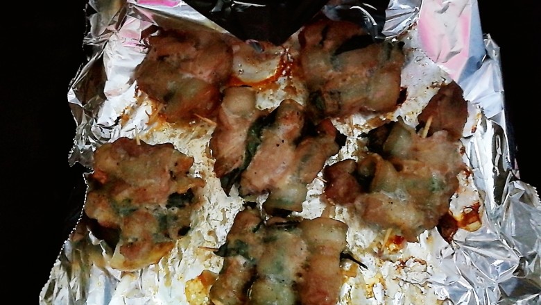 夏日去湿,紫苏烤五花肉,肉串烤制完成,取出