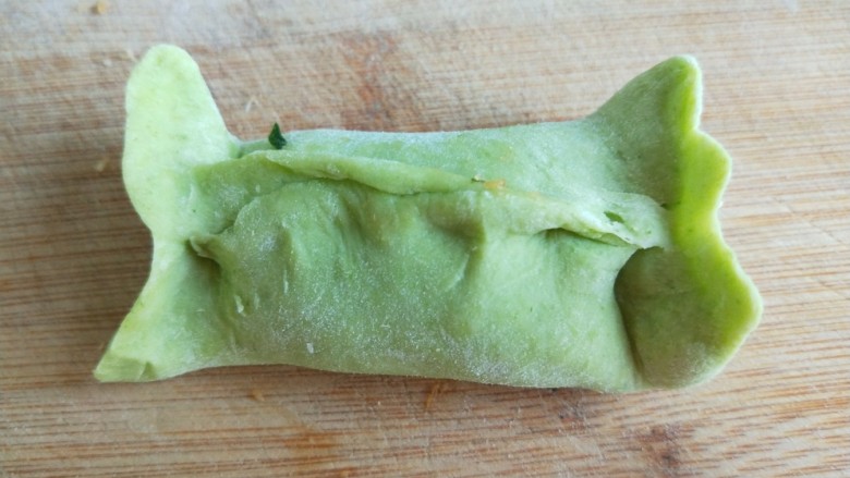 菠菜小气车蒸饺,先捏紧中间,在把两头捏紧。