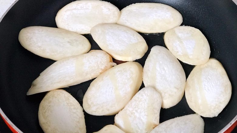 快手营养早餐10,同时,煎锅倒适量食用油,中火平铺杏鲍菇片;