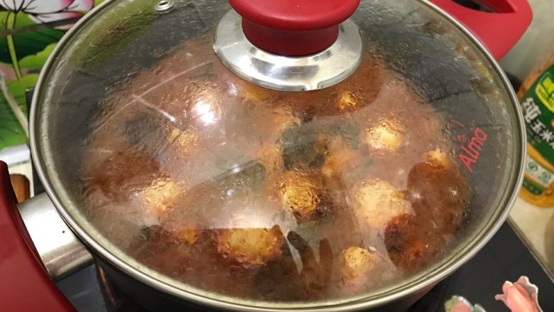 咖喱丸子烩杂蔬,煮开之后盖上锅盖,转小火,煮20分钟