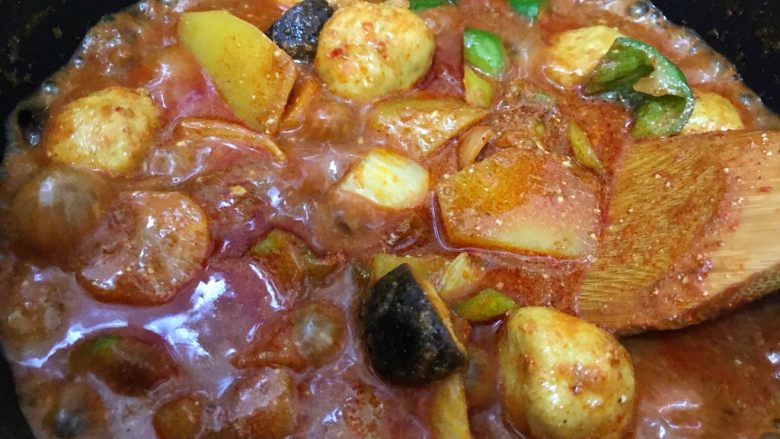 咖喱丸子烩杂蔬,煮5分钟,期间不停搅拌