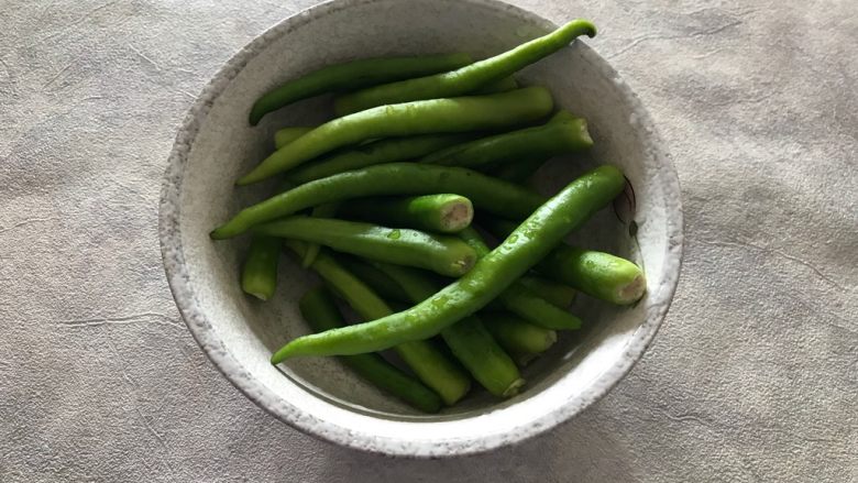 尖椒鞭笋鲜百合,小尖椒去蒂洗净,不用去籽,控干水分,备用