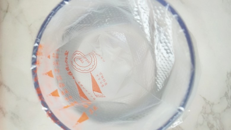 #宝宝辅食#多彩土豆条,找一个空杯子,装入裱花袋,这里我用的小号裱花袋就可以了