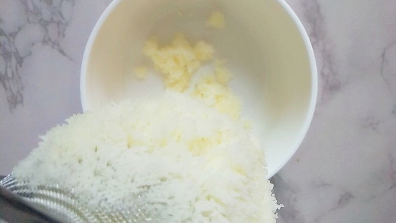#宝宝辅食#多彩土豆条,并且过筛土豆泥,这里是为了土豆泥更加细腻(此时,可以烧一锅热水了)