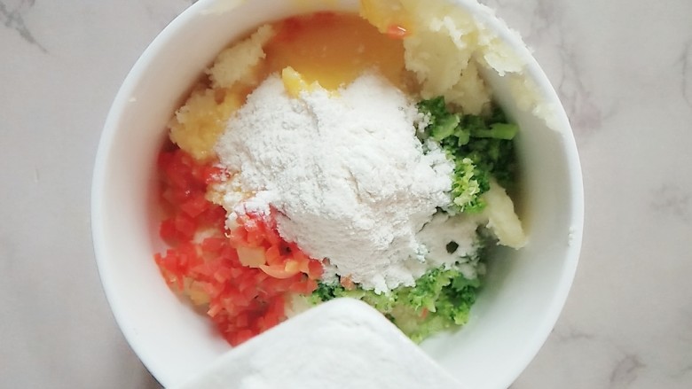 #宝宝辅食#多彩土豆条,最后加入面粉,搅拌均匀