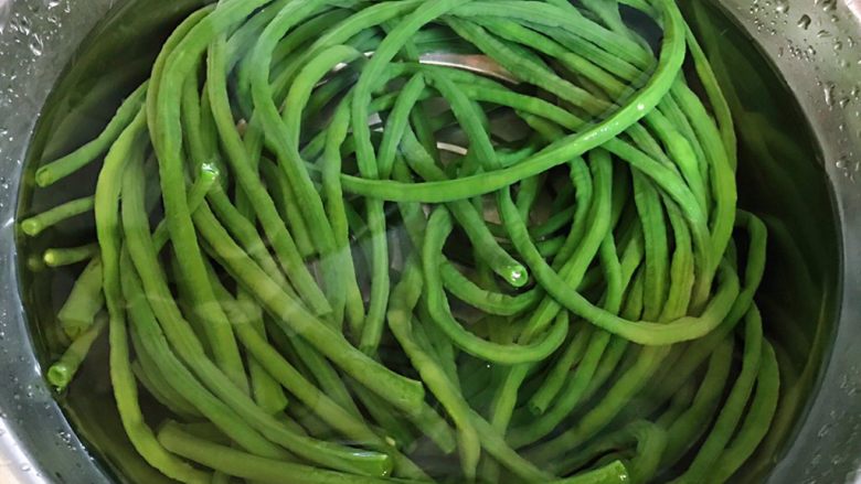 麻酱豇豆结,煮好的豇豆立即放入冷水中过凉这样豇豆吃起来口感更佳