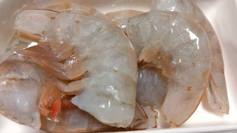 【宝宝辅食】芝士虾丸,虾洗净,去头去尾