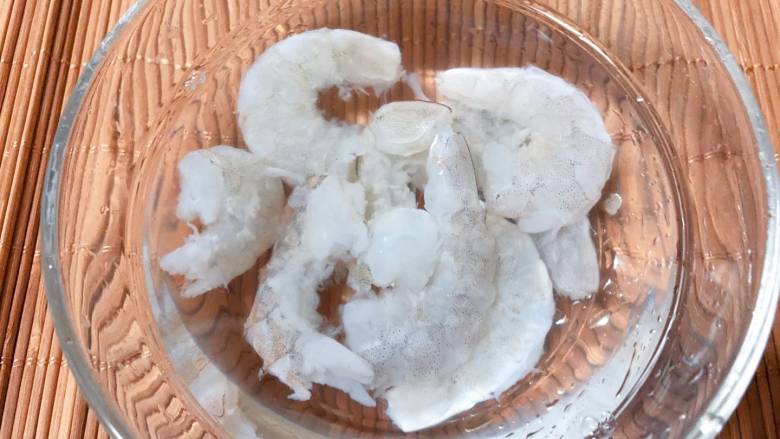 【宝宝辅食】芝士虾丸, 挑去虾线
去虾线小贴士:
一手拿虾,一手拿牙签轻轻在虾头和虾身连接的第一个关节向外挑,虾线就会被挑出,一般靠近虾头一边的虾线会先挑出来,慢慢用手拽虾线,虾线靠近尾部的一端就会全部拉出来。