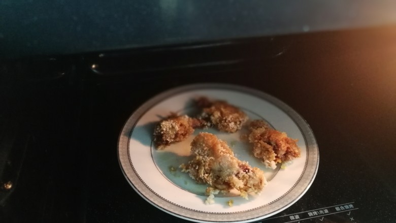 无油咖喱烤鸡腿,鸡腿翻转一面,取下盖的盘子,再高火5分钟即可