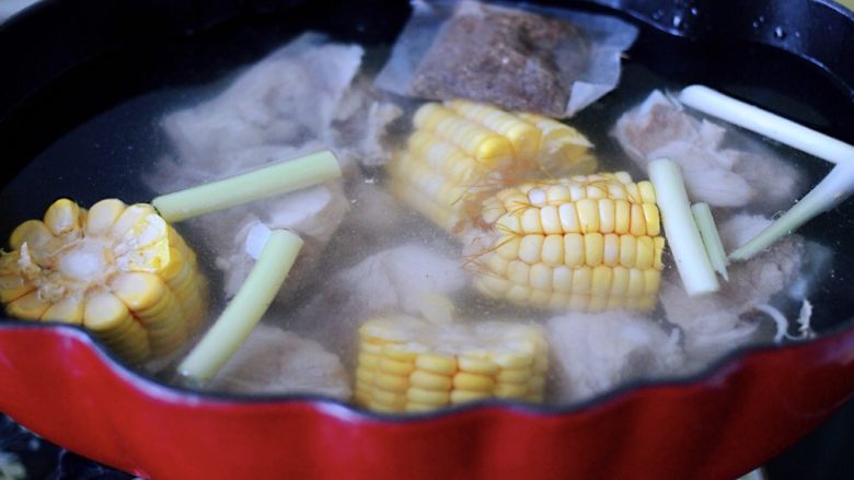 夏天就要多喝这道排骨玉米汤,营养又鲜香味美!,一次加入足够的清水