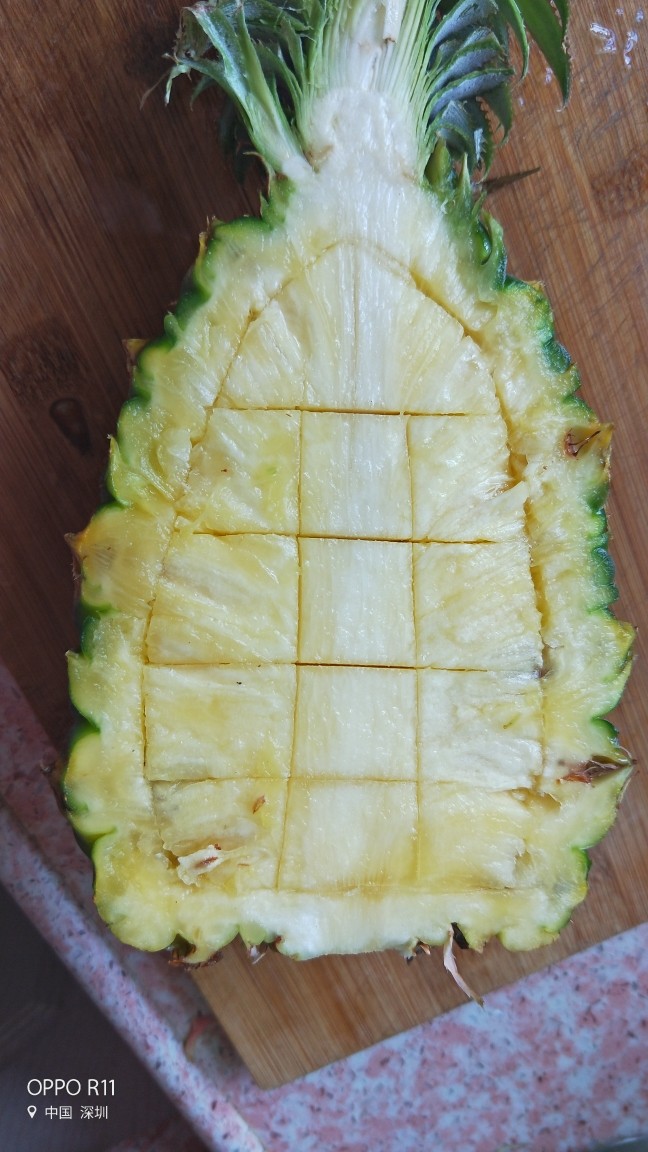 好滋味腊味菠萝炒饭,用小刀在靠近皮的位置划一圈,在里面横切几刀,竖切几刀,不要太用力以免切坏了