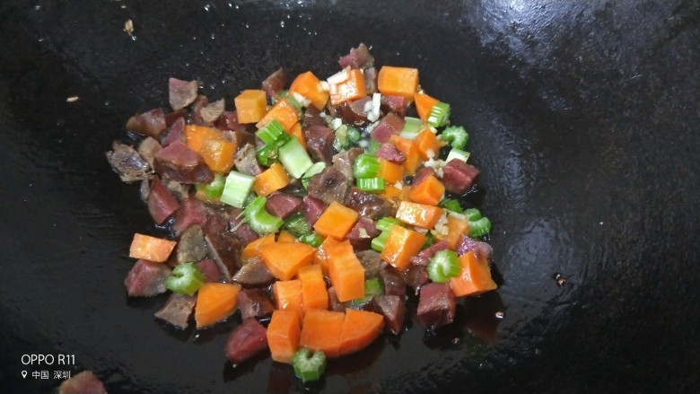 好滋味腊味菠萝炒饭,倒入香肠,胡萝卜和西芹翻炒至段生