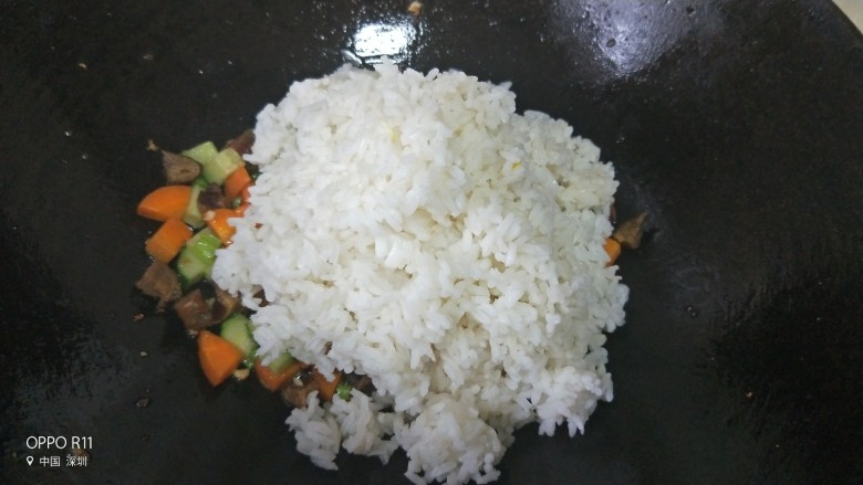 好滋味腊味菠萝炒饭,倒入<a style='color:red;display:inline-block;' href='/shicai/ 507'>米饭</a>翻炒