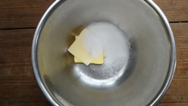 罗马盾牌,软化后的黄油加入盐和细砂糖,用电动打蛋器打发