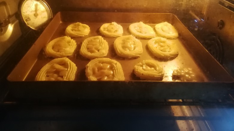 罗马盾牌,烤箱200度预热5分钟后,将烤盘送入烤箱烘烤,上下火中层175度烘烤20分钟