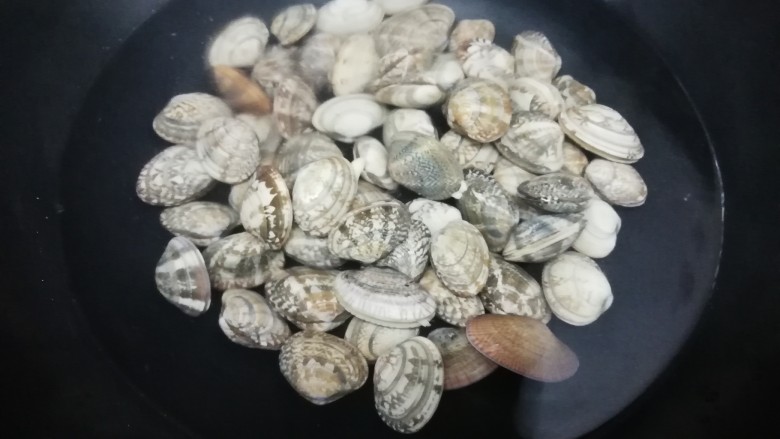 香辣花甲,锅里加入适量的水烧开后,把洗干净的花甲放入锅中