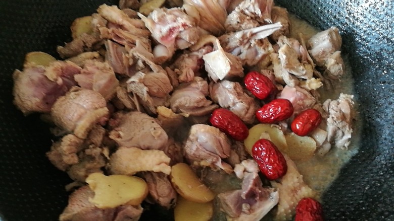夏日滋阴,红糖姜母鸭,加入<a style='color:red;display:inline-block;' href='/shicai/ 2470'>红枣</a>翻炒