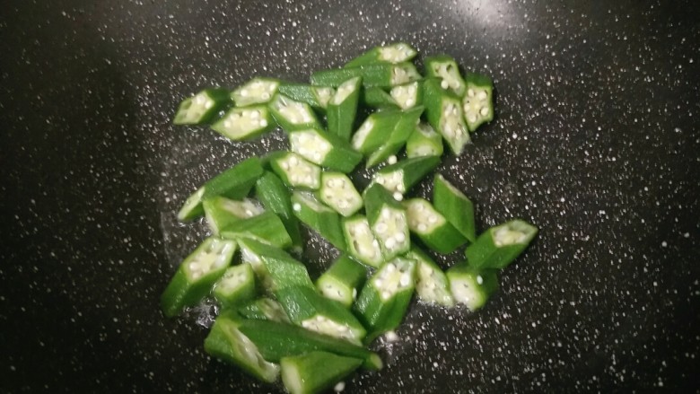 快手菜――美味又营养的鸡蛋秋葵,另起锅再加适量油,倒入秋葵翻炒,再加少许盐炒均匀。