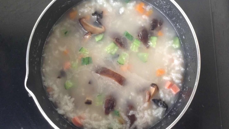 【五色靓粥】,煮开后,捞出薄荷叶,倒入剩下的食材继续小火煮开至大米开花即可关火。