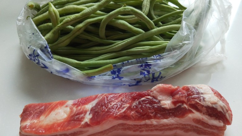 正宗手擀豆角焖面,食材准备好，<a style='color:red;display:inline-block;' href='/shicai/ 428'>五花肉</a>要七分瘦三分肥的，<a style='color:red;display:inline-block;' href='/shicai/ 3639'>豆角</a>用无筋<a style='color:red;display:inline-block;' href='/shicai/ 3639'>豆角</a>王。