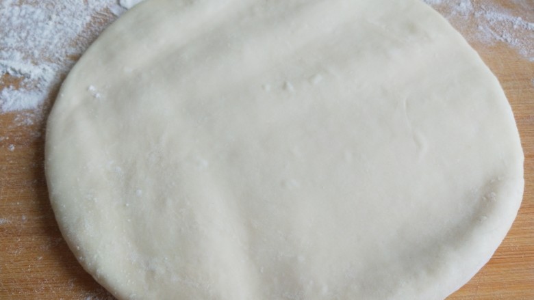 正宗手擀豆角焖面,<a style='color:red;display:inline-block;' href='/shicai/ 519'>面粉</a>用温水合成面团醒放，在分成三块擀成片。