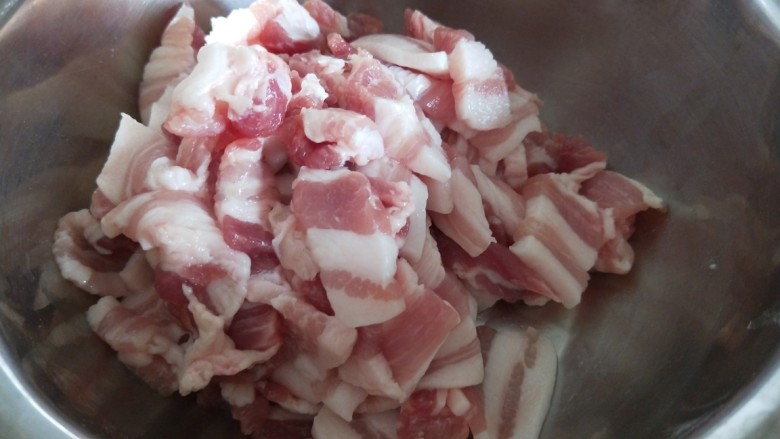 正宗手擀豆角焖面,五花肉去皮切成片。