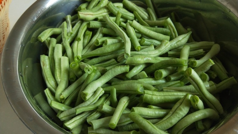 正宗手擀豆角焖面,在撅成小段备用。