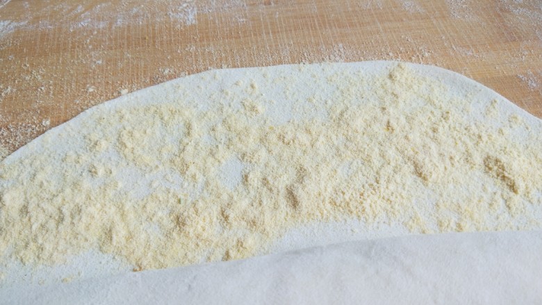 正宗手擀豆角焖面,在撒上一层玉米粉。