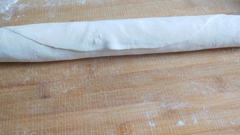 正宗手擀豆角焖面,用擀面杖卷成卷在擀薄片。