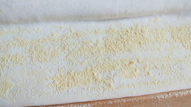 正宗手擀豆角焖面,放入玉米粉。