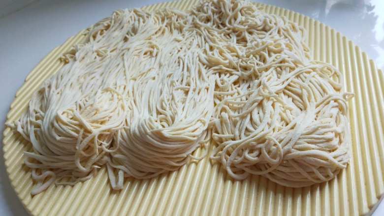 正宗手擀豆角焖面,三剂面条就做好了。