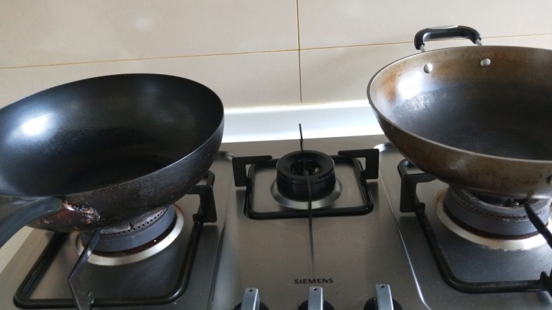 正宗手擀豆角焖面,今天做的多就用两个锅同时做了。