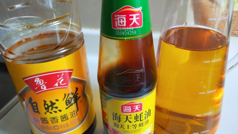 正宗手擀豆角焖面,<a style='color:red;display:inline-block;' href='/shicai/ 692'>酱油</a>，耗油，<a style='color:red;display:inline-block;' href='/shicai/ 849'>花生油</a>准备好。