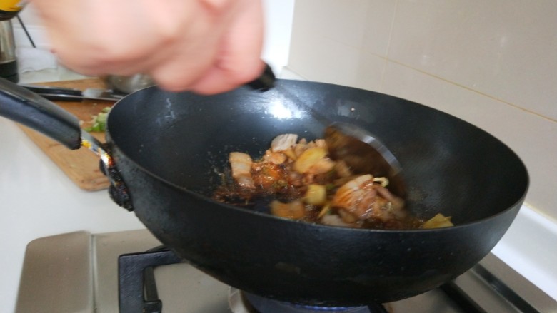 正宗手擀豆角焖面,倒入20克酱油。