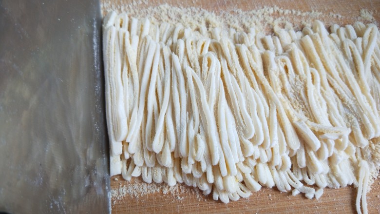 正宗手擀豆角焖面,在切成面条。