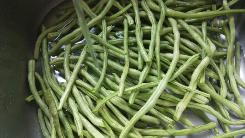 正宗手擀豆角焖面,豆角摘掉两头，清水洗干净。