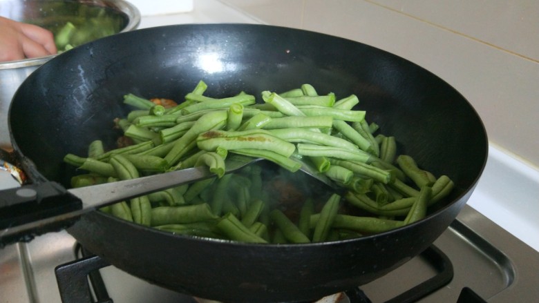 正宗手擀豆角焖面,在倒入豆角。