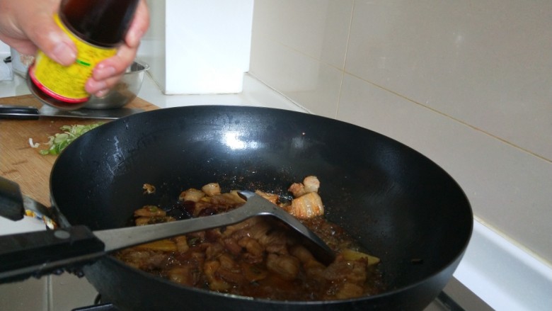 正宗手擀豆角焖面,在加入15克耗油。