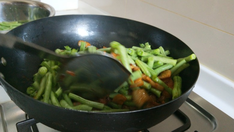 正宗手擀豆角焖面,在次翻炒均匀。